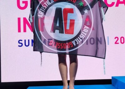 Ginnasta premiata al 2° posto a Rimini 2025 con bandiera della ASD Artistica Grosseto