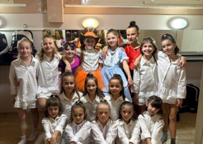 Le piccole ginnaste prima dell'esibizione "Alice nel paese delle meraviglie"